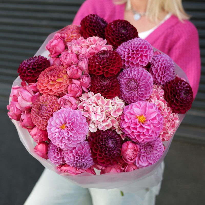 Круглый букет с винными, оранжевыми и розовыми георгинами