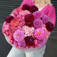 Круглый букет с винными, оранжевыми и розовыми георгинами