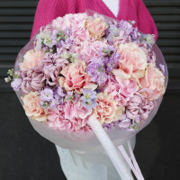 Букет с французскими розами, гортензией и маттиолой