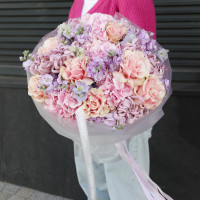 Букет с французскими розами, гортензией и маттиолой