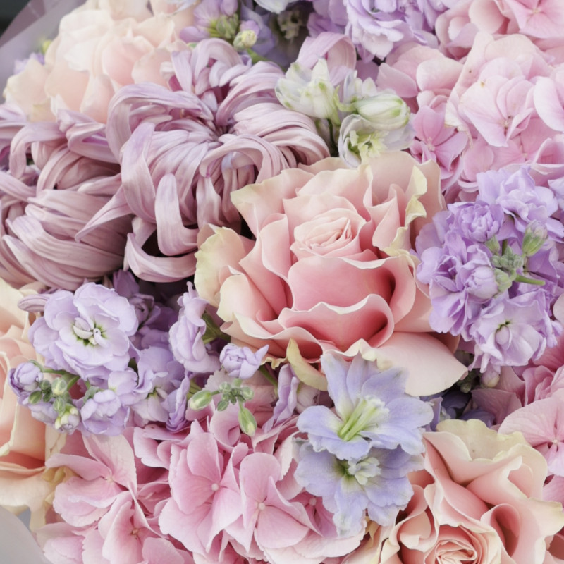 Букет с французскими розами, гортензией и маттиолой