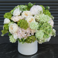 Круглая композиция пудрово-лаймовых оттенков в дизайнерской вазе