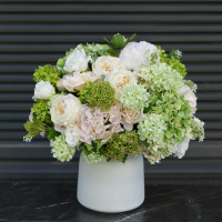 Круглая композиция пудрово-лаймовых оттенков в дизайнерской вазе