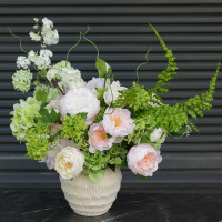 Ассиметричная интерьерная композиция в дизайнерской вазе