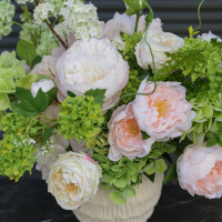 Ассиметричная интерьерная композиция в дизайнерской вазе