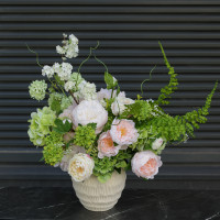 Ассиметричная интерьерная композиция в дизайнерской вазе