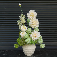 Композиция в дизайнерской вазе с молочными георгинами, пионовидными розами и зелёной гортензией