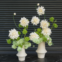 Композиция в дизайнерской вазе с георгинами и гортензией, размер M