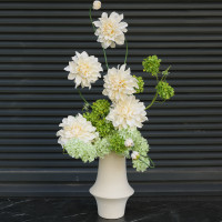 Композиция в дизайнерской вазе с георгинами и гортензией, размер M