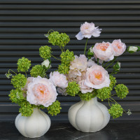 Композиция с пионовидными розами и гортензией, размер M