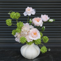 Композиция с пионовидными розами и гортензией, размер M