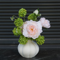 Композиция с пионовидными розами и гортензией, размер S