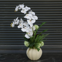 Композиция с белыми орхидеями и папоротником в дизайнерской вазе