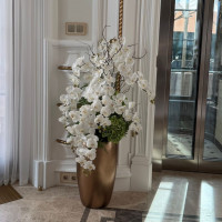 WOW-композиция напольная с белыми орхидеями в вазоне