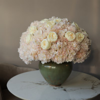 Композиция с гортензией и пионовидными розами в дизайнерской вазе