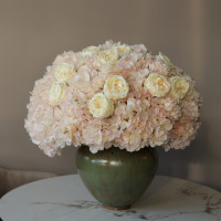 Композиция с гортензией и пионовидными розами в дизайнерской вазе