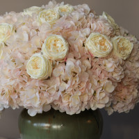 Композиция с гортензией и пионовидными розами в дизайнерской вазе