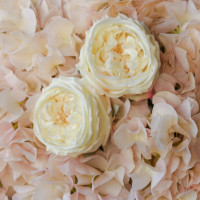 Композиция с гортензией и пионовидными розами в дизайнерской вазе