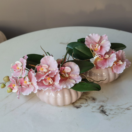 Пара настольных композиций с розовыми орхидеями