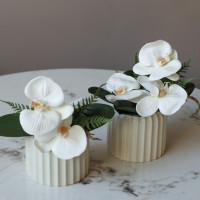 Пара настольных композиций с белыми орхидеями в граненых вазах