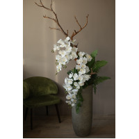 WOW-композиция с белыми орхидеями, декоративной зеленью и веткой в высокой бетонной вазе