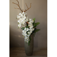 WOW-композиция с белыми орхидеями, декоративной зеленью и веткой в высокой бетонной вазе