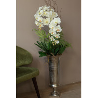 Напольная композиция с молочными орхидеями, зеленью и декоративными веточками в высокой металлической вазе на ножке