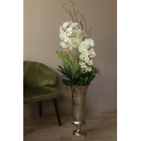 Напольная композиция с молочными орхидеями, зеленью и декоративными веточками в высокой металлической вазе на ножке