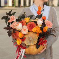 Яркая осенняя композиция в настоящей тыкве с ягодами калины