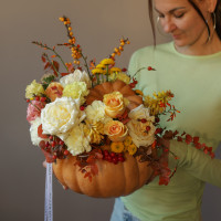 Яркая жёлто-оранжевая композиция в настоящей тыкве с облепихой