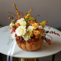 Яркая жёлто-оранжевая композиция в настоящей тыкве с облепихой