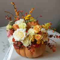 Яркая жёлто-оранжевая композиция в настоящей тыкве с облепихой