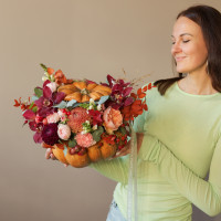 Осенняя сочная композиция в настоящей тыкве 