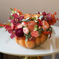 Осенняя сочная композиция в настоящей тыкве 