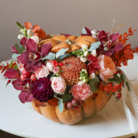 Осенняя сочная композиция в настоящей тыкве 