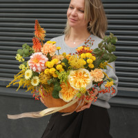 Солнечная осенняя цветочная композиция в настоящей тыкве 