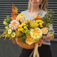 Солнечная осенняя цветочная композиция в настоящей тыкве 