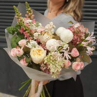 Букет нежный в свежей осенней палитре с хризантемой и розами