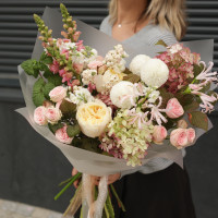 Букет нежный в свежей осенней палитре с хризантемой и розами