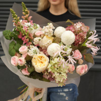 Букет нежный в свежей осенней палитре с хризантемой и розами