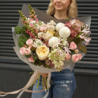 Букет нежный в свежей осенней палитре с хризантемой и розами