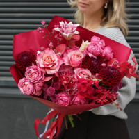 Букет в винной гамме с георгинами и розами