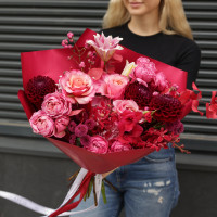 Букет в винной гамме с георгинами и розами