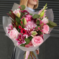 Букет с махровыми лилиями и пионовидными розами