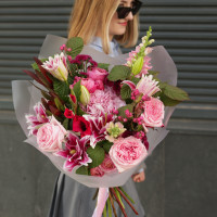 Букет с махровыми лилиями и пионовидными розами