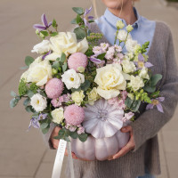 Нежная осенняя композиция в настоящей тыкве в пудрово-сиреневых оттенках