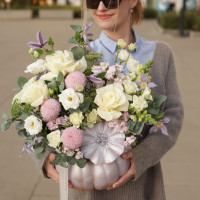 Нежная осенняя композиция в настоящей тыкве в пудрово-сиреневых оттенках