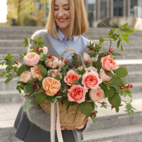 Корзина с пионовидными розами и ветками малины