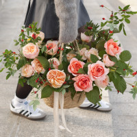 Корзина с пионовидными розами и ветками малины