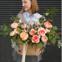 Корзина с пионовидными розами и ветками малины